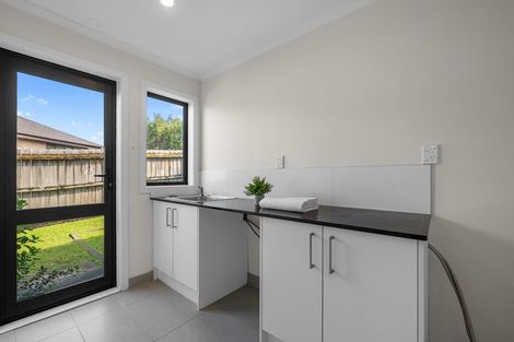 Photo of property in 2 Bintulu Place, Fairview Heights, Auckland, 0632