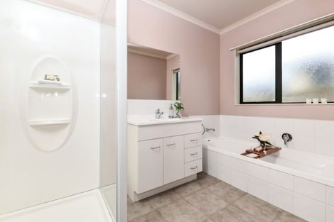 Photo of property in 90 Farnborough Drive, Grandview Heights, Hamilton, 3200