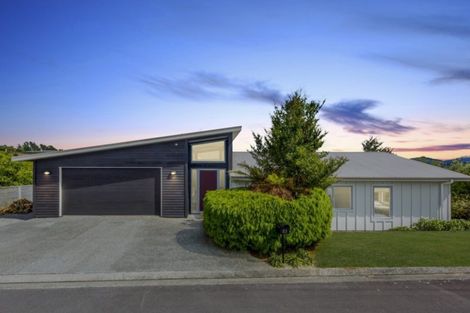 Photo of property in 83 Mount Marua Way, Timberlea, Upper Hutt, 5018