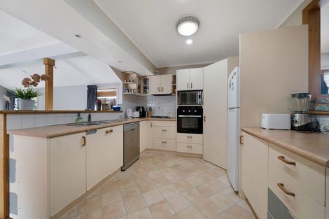 Photo of property in 15 Tauhara Street, Green Bay, Auckland, 0604