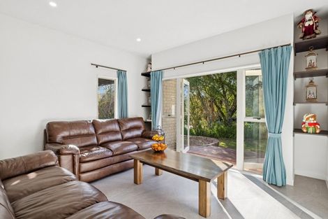 Photo of property in 16 Almond Grove, Greenhithe, Auckland, 0632