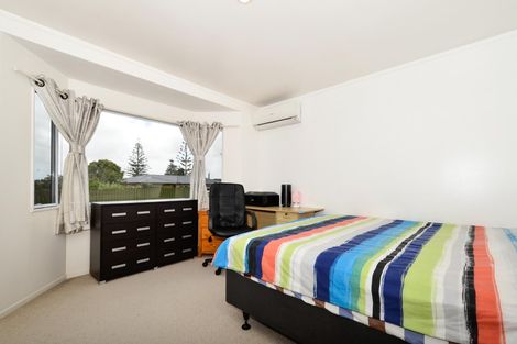 Photo of property in 19a Ashbourne Place, Glendene, Auckland, 0602