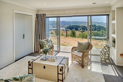 Photo of property in 2 Hauroko Glen, Aotea, Porirua, 5024