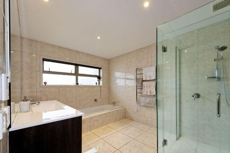 Photo of property in 15 Murray Becroft Avenue, Henderson Valley, Auckland, 0612