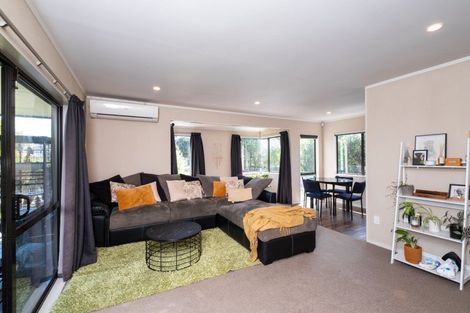 Photo of property in 16 Deakin Place, Clive, 4102
