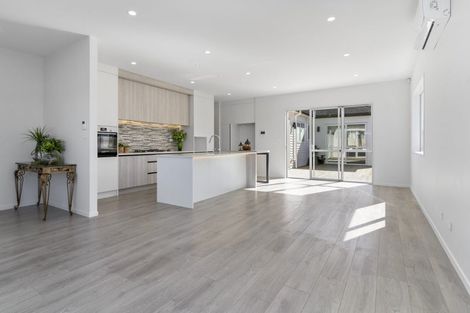 Photo of property in 16 Vinistra Road, Kumeu, 0810