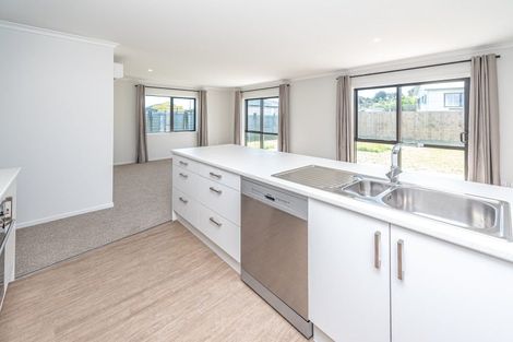 Photo of property in 6 Cross Street, Castlecliff, Whanganui, 4501