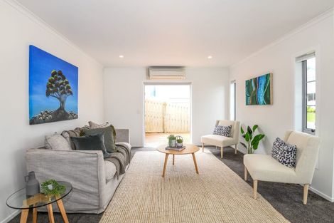 Photo of property in 75 Dress Circle, Newlands, Wellington, 6037