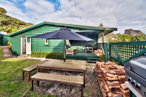 Photo of property in 105 Marine Parade North, Piha, 0772