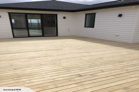 Photo of property in 18 Eric Gifford Drive, Ranui, Auckland, 0612