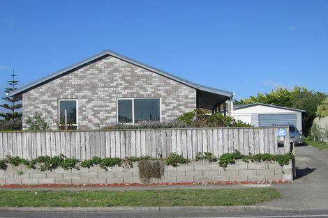 Photo of property in 32 Rutherford Drive, Waikanae Beach, Waikanae, 5036