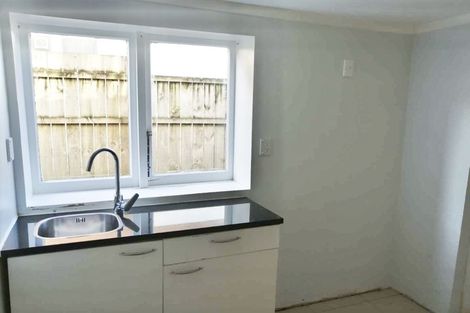 Photo of property in 10 Fowey Avenue, Te Atatu South, Auckland, 0610