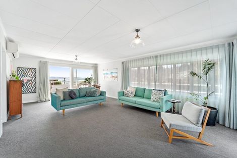 Photo of property in 2 Hardley Avenue, Tindalls Beach, Whangaparaoa, 0930