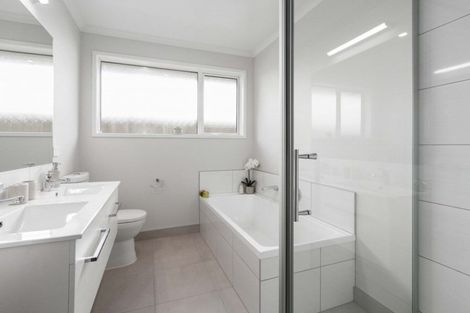 Photo of property in 8 Waituarua Drive, Takanini, 2112