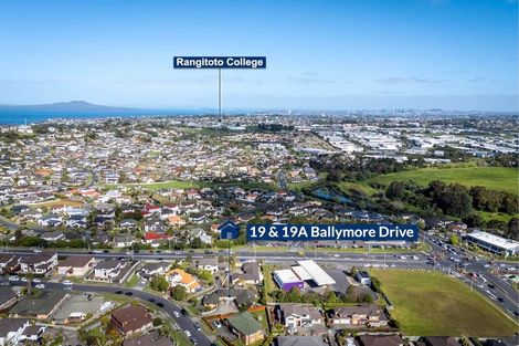 Photo of property in 2/106 Triangle Road, Massey, Auckland, 0614