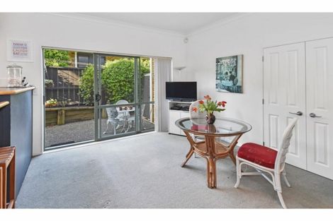 Photo of property in 2/11 The Rosebowl, Sunnyhills, Auckland, 2010