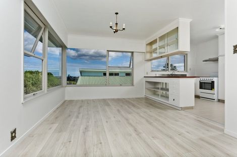 Photo of property in 10 Holdaway Avenue, Northcote, Auckland, 0627