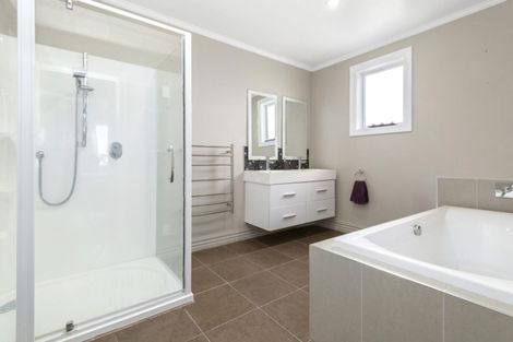 Photo of property in 2/150 Tirohanga Road, Tirohanga, Lower Hutt, 5010