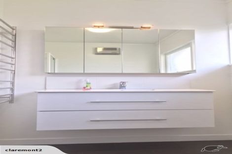 Photo of property in 24 Holdaway Avenue, Northcote, Auckland, 0627