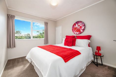 Photo of property in 2 Ashbourne Place, Glendene, Auckland, 0602