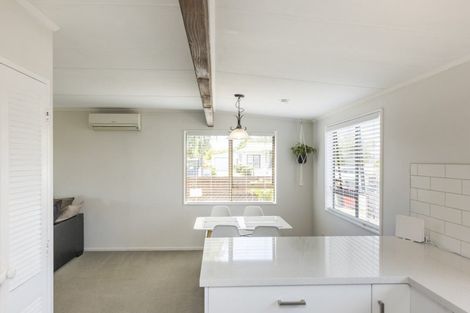 Photo of property in 2 Chatsworth Place, Highbury, Palmerston North, 4412