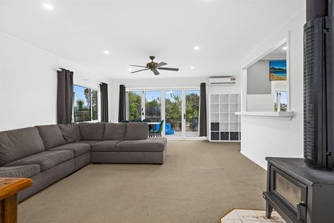 Photo of property in 2 Rere Place, Parakai, 0830