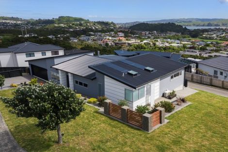 Photo of property in 2 Madeira Close, Whitby, Porirua, 5024