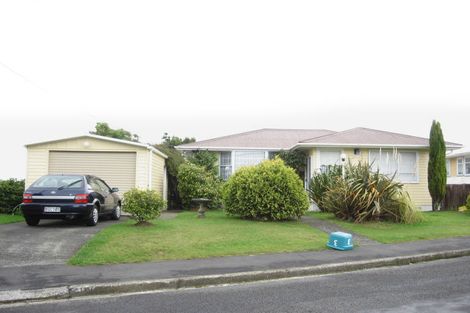 Photo of property in 3 Kenmore Street, Newlands, Wellington, 6037