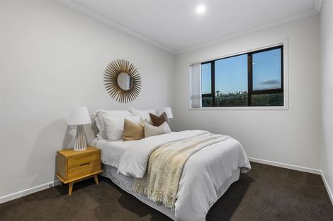 Photo of property in 16 Fernhill Way, Oteha, Auckland, 0632