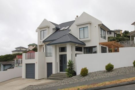 Photo of property in 28 Tamworth Crescent, Newlands, Wellington, 6037