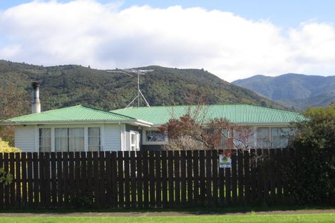 Photo of property in 28 Bethune Street, Featherston, 5710