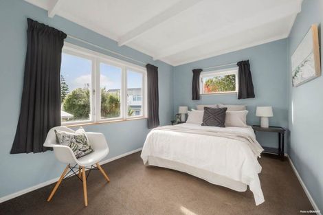 Photo of property in 1/934 East Coast Road, Northcross, Auckland, 0630