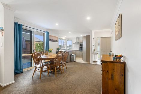 Photo of property in 33 Seabreeze Place, Papamoa Beach, Papamoa, 3118