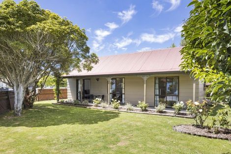 Photo of property in 2 Chatsworth Place, Highbury, Palmerston North, 4412