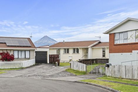 Photo of property in 8 Kelvin Place, Westown, New Plymouth, 4310
