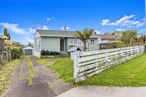 Photo of property in 14 Exmouth Road, Northcote, Auckland, 0627
