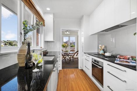 Photo of property in 2/2 Napoleon Avenue, Milford, Auckland, 0620