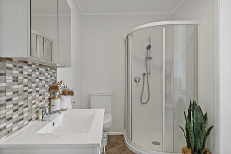 Photo of property in 24 Alberta Street, Point Chevalier, Auckland, 1022