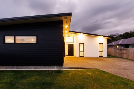 Photo of property in 5 Freedom Drive, Kelvin Grove, Palmerston North, 4414