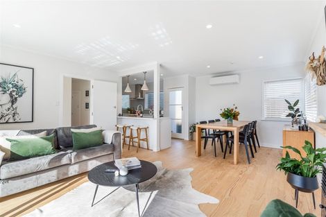 Photo of property in 15 Camelot Place, Glenfield, Auckland, 0629