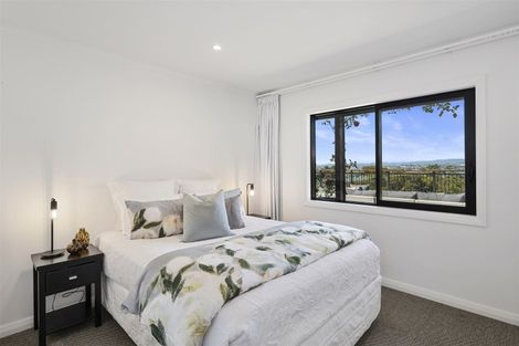 Photo of property in 5 Ngarahana Avenue, Paremoremo, Auckland, 0632