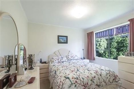 Photo of property in 2/4 Stewart Drive, Newlands, Wellington, 6037