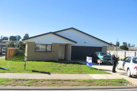 Photo of property in 30 Castlefinn Drive, Weymouth, Auckland, 2103