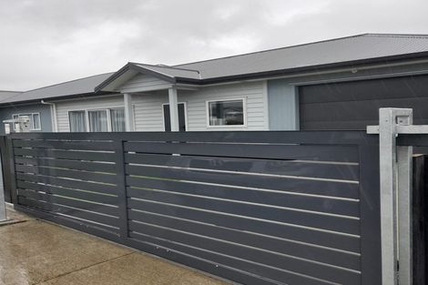Photo of property in 1 Madden Avenue, Kumeu, 0810