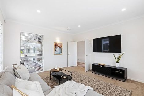 Photo of property in 9 Walter Ruddock Avenue, Kumeu, 0810