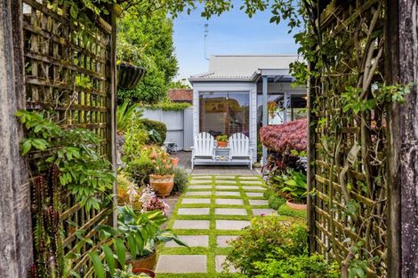 Photo of property in 6 Argyle Place, Highlands Park, New Plymouth, 4312