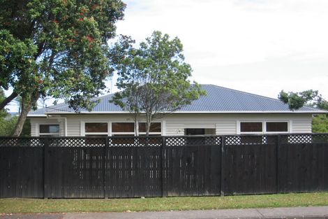 Photo of property in 2/12 Norcross Avenue, Henderson, Auckland, 0612