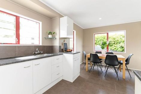Photo of property in 17a Barron Drive, Green Bay, Auckland, 0604