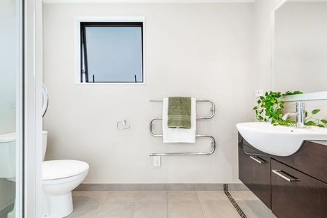 Photo of property in 2/1 Hatherlow Street, Glenfield, Auckland, 0629