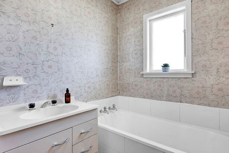 Photo of property in 5 Ranfurly Street, Frankleigh Park, New Plymouth, 4310